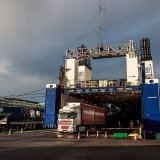 En France, les importations se stabilisent autour de 60 milliards d'euros, tandis que les exportations sont elles aussi "quasi stables" autour de 50 milliards (archives).